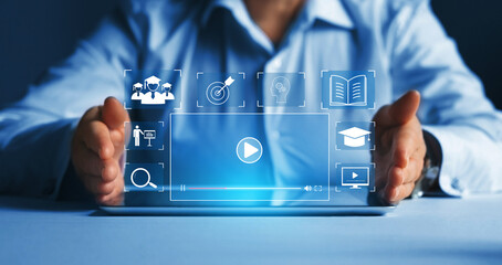 我和朋友2人准备到重庆大足石刻玩3天。。自助的  是学生。。那有便宜的住宿不？