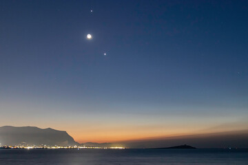 我和朋友2人准备到重庆大足石刻玩3天。。自助的  是学生。。那有便宜的住宿不？