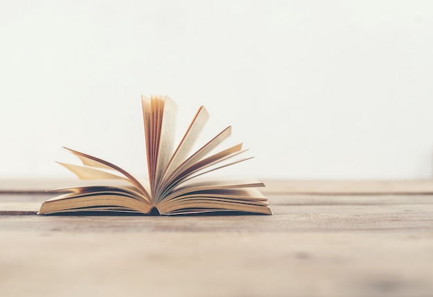 汽车启动马达不转动。打不着火。是什么原因导致马达损坏？