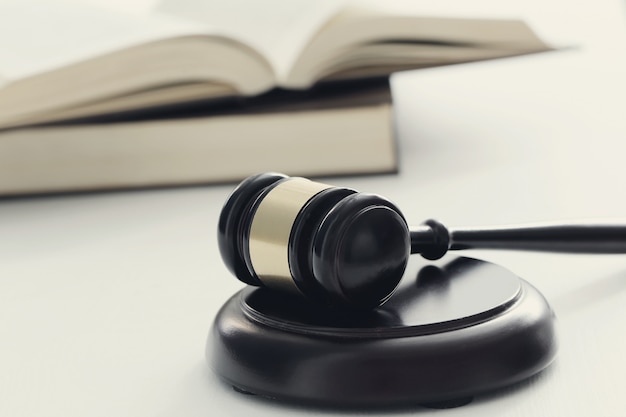 汽车启动马达不转动。打不着火。是什么原因导致马达损坏？