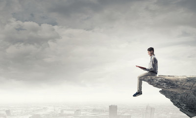 我和朋友2人准备到重庆大足石刻玩3天。。自助的  是学生。。那有便宜的住宿不？